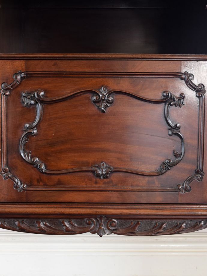 英国アンティーク家具らしい装飾