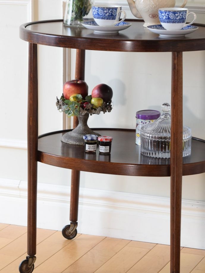 アンティーク家具らしさが漂うワゴン