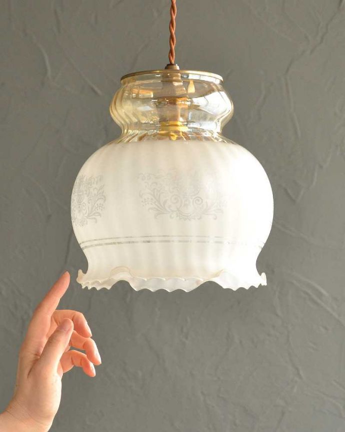 花カゴとレースの縁どりが華やかなアンティークペンダントライト