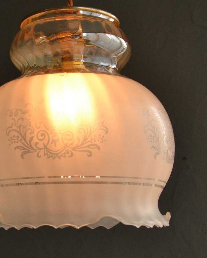 花カゴとレースの縁どりが華やかなアンティークペンダントライト