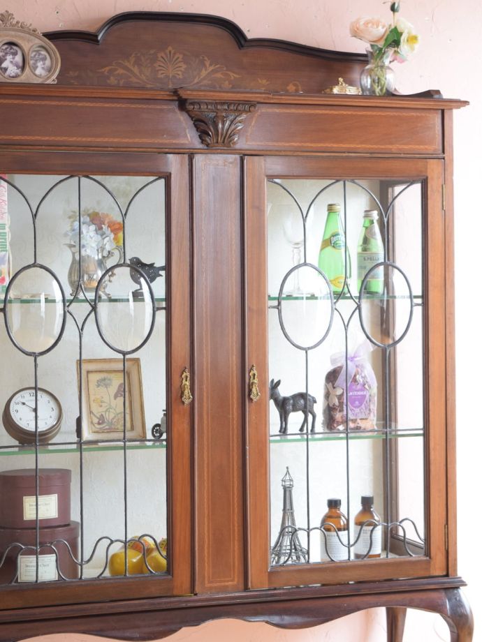 ステンドグラスの扉が美しいキャビネット