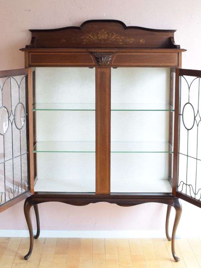 キャビネットの扉の中