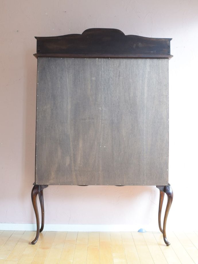 キャビネットの後ろ姿