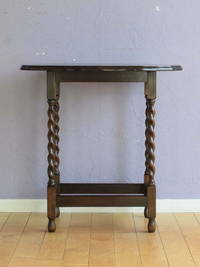 オケージョナルテーブルの後ろ姿