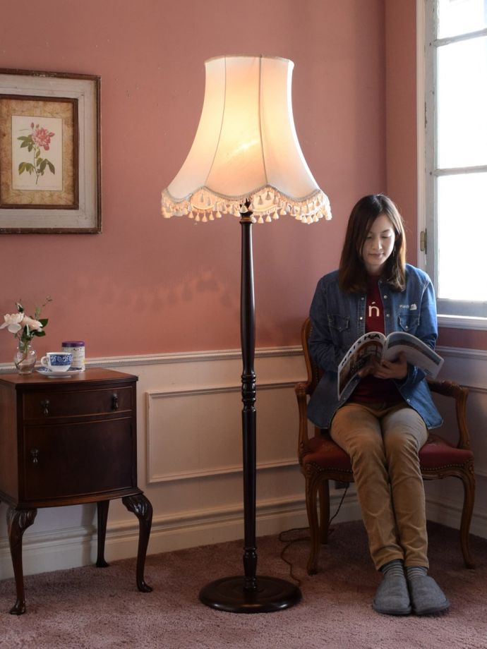 フロアランプの優しい灯り