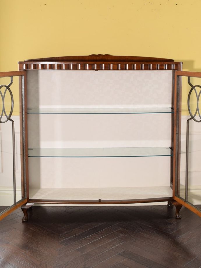 ガラスキャビネットの扉の中