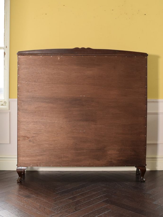 キャビネットの後ろ姿