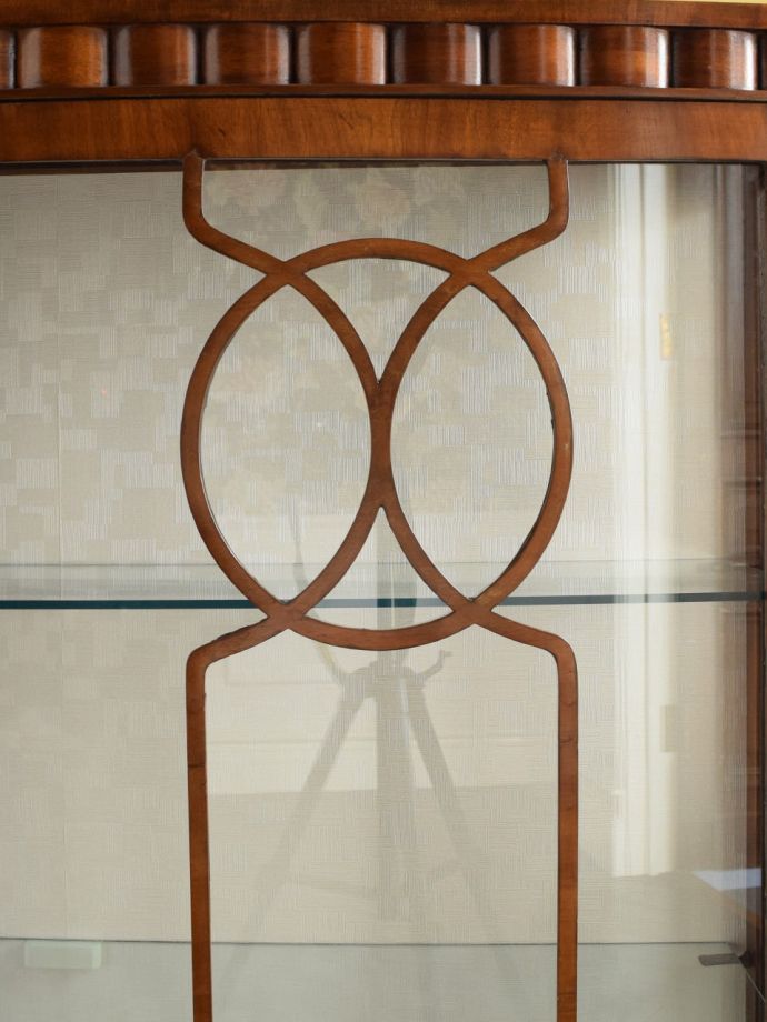 英国アンティーク家具らしい装飾