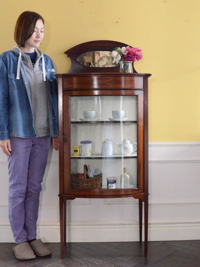 英国アンティークのキャビネット