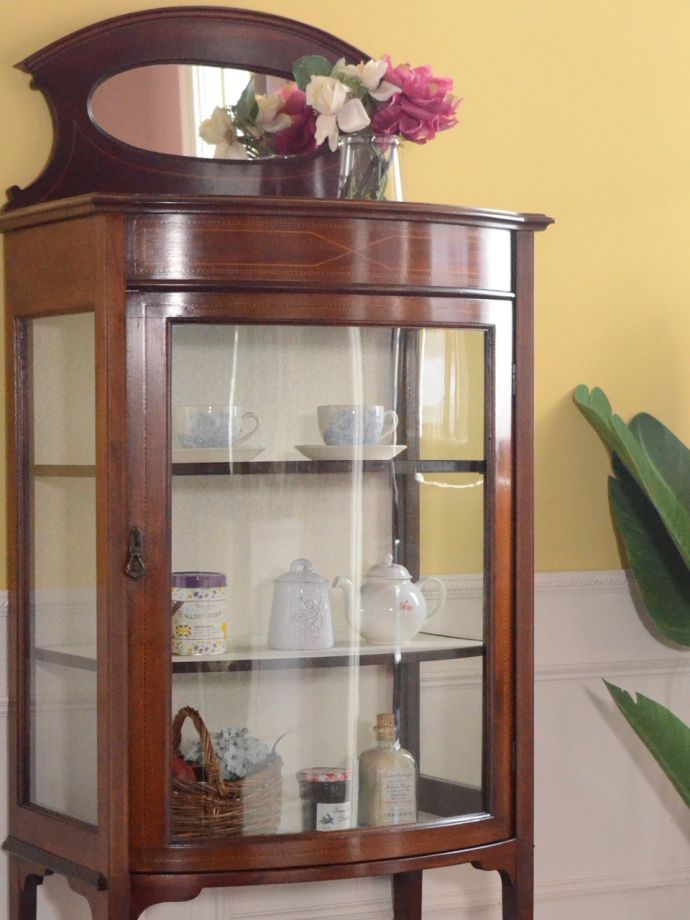 アンティーク家具らしさが漂うキャビネット