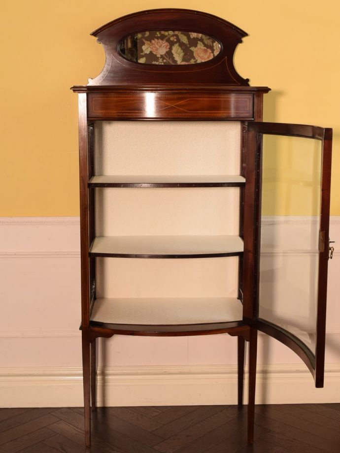 キャビネットの扉の中