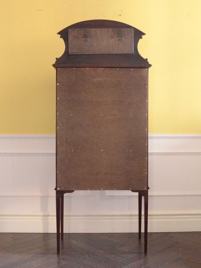 キャビネットの後ろ姿