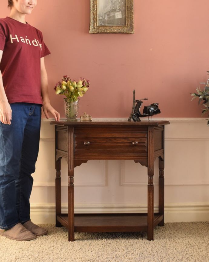 アンティーク家具　アンティーク コンソールテーブル　壁からお部屋を彩ってくれるアンティーク家具天板も引き出しもどっちも主役のサイドチェストテーブル。(k-2928-f)