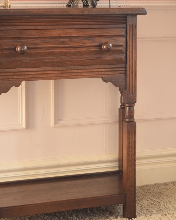 アンティーク家具　アンティーク コンソールテーブル　アンティークらしい華やかなデザイン優雅なデザインのアンティーク家具は、壁の前に置くだけで、お部屋の中がグンッと格上げされます。(k-2928-f)