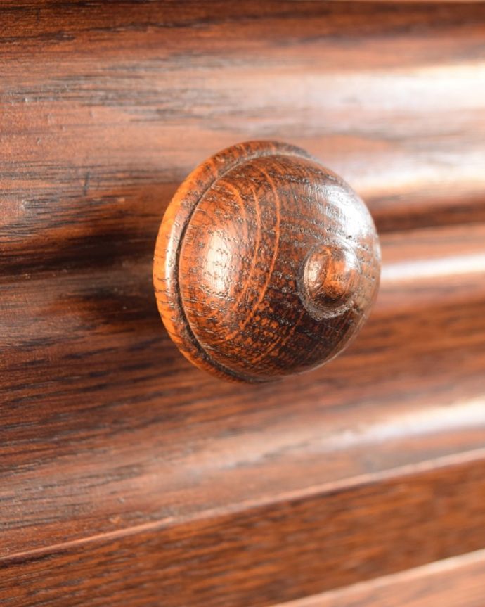 アンティーク家具　アンティーク コンソールテーブル　開ける度にワクワクしちゃう取っ手取っ手もアンティークらしいデザインで素敵なんです。(k-2928-f)