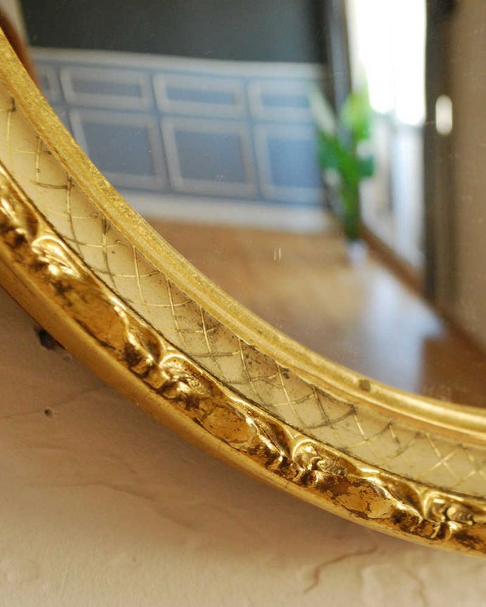 アンティーク ミラー（鏡）　アンティーク雑貨　装飾がたっぷりと施されたゴールドの英国アンティークミラー（凸レンズミラー）。見るたびにうっとりするモールディングの美しさ煌びやかなモールディングの縁取りが美しいアンティークのミラーは、覗き込む度に女性だったら誰もがワクワクしちゃう美しいデザインが一番の魅力です。(k-2928-z)