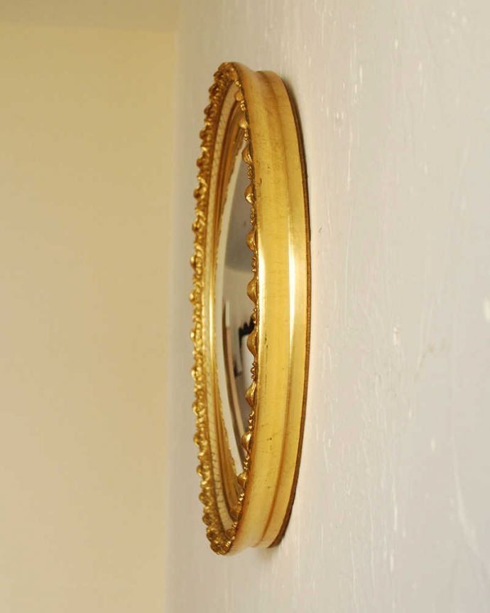 アンティーク ミラー（鏡）　アンティーク雑貨　装飾がたっぷりと施されたゴールドの英国アンティークミラー（凸レンズミラー）。横から見ると…アンティークなので多少のキズ・汚れがある場合がありますがキレイなものを買い付けてきたのでご使用上問題はありません。(k-2928-z)