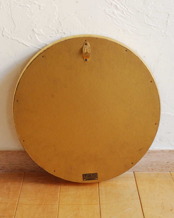 アンティーク ミラー（鏡）　アンティーク雑貨　装飾がたっぷりと施されたゴールドの英国アンティークミラー（凸レンズミラー）。裏側を見てみると…修復の際、金具をしっかり取り付けたので安心してお使い下さい。(k-2928-z)