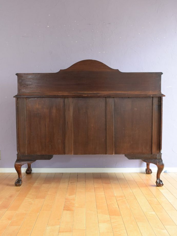 サイドボードの後ろ姿