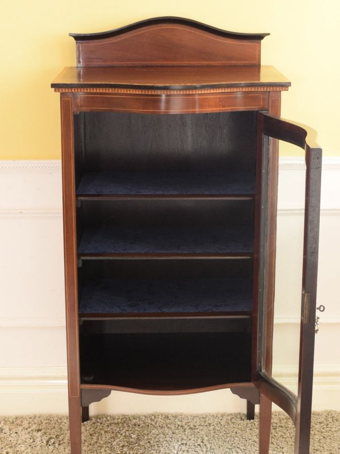 ガラスキャビネットの扉の中