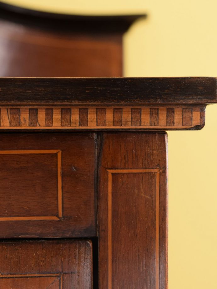 英国アンティーク家具らしい装飾