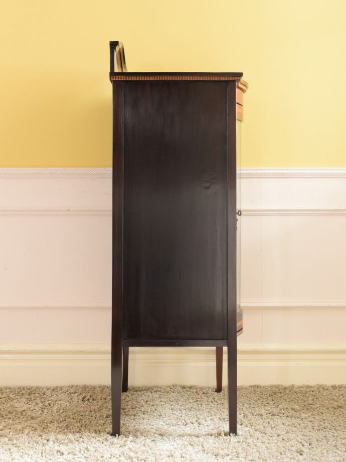 ガラスキャビネットの側面