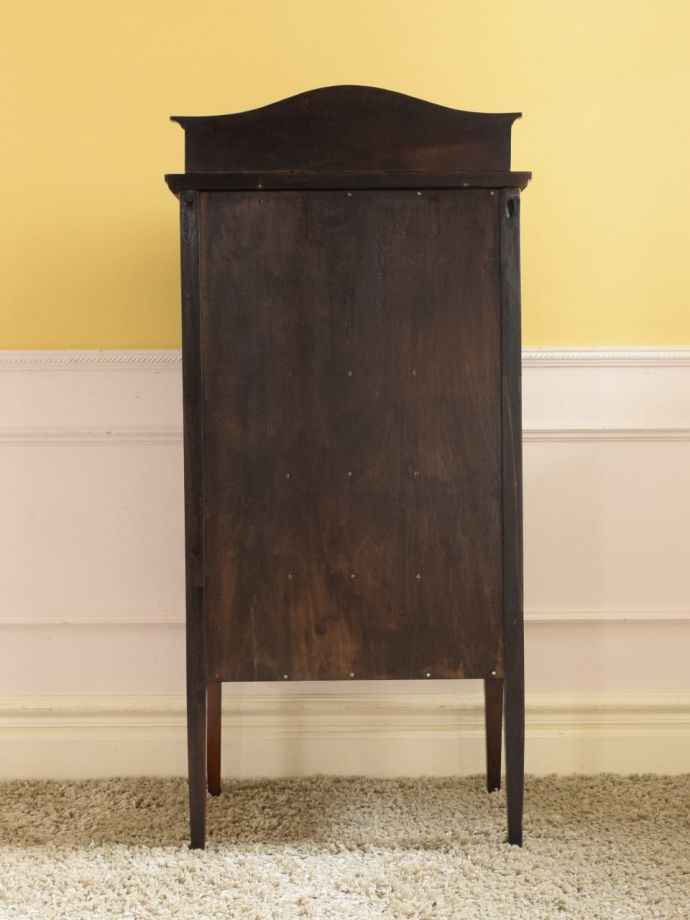 キャビネットの後ろ姿