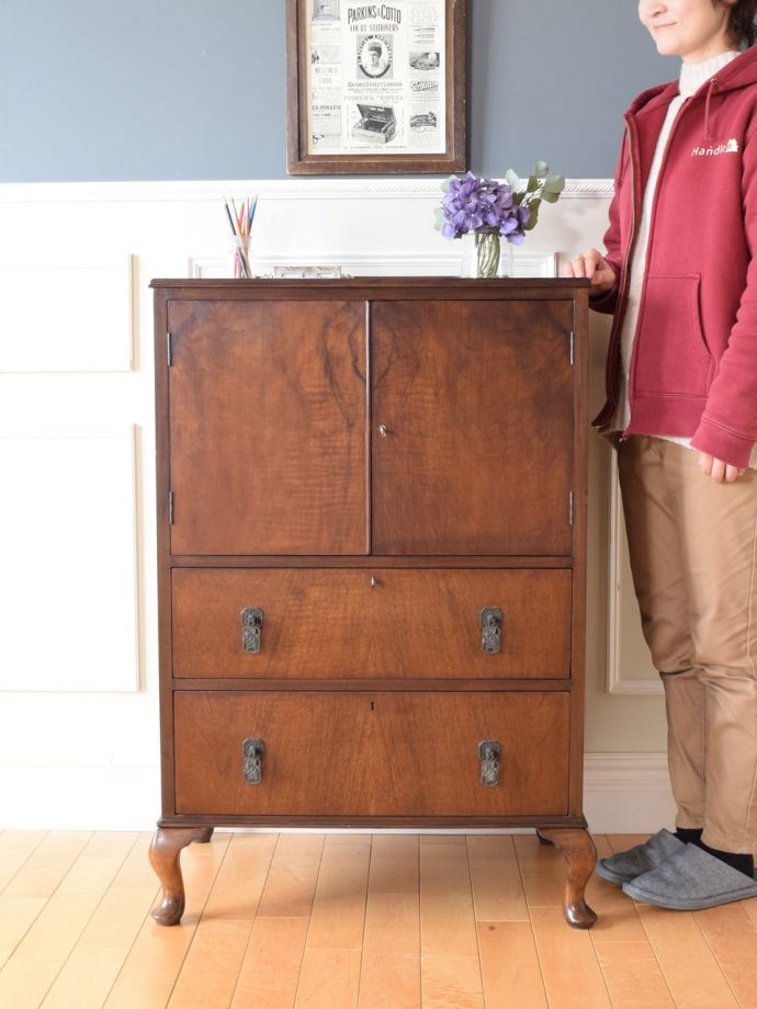 英国アンティークのキャビネット