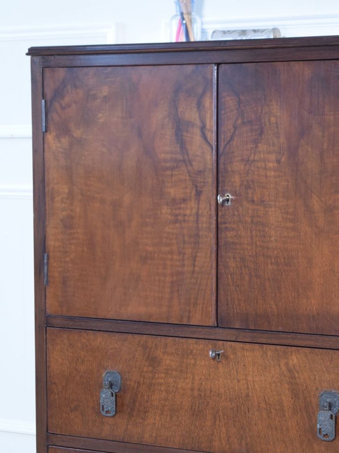 アンティーク家具らしい美しい杢目