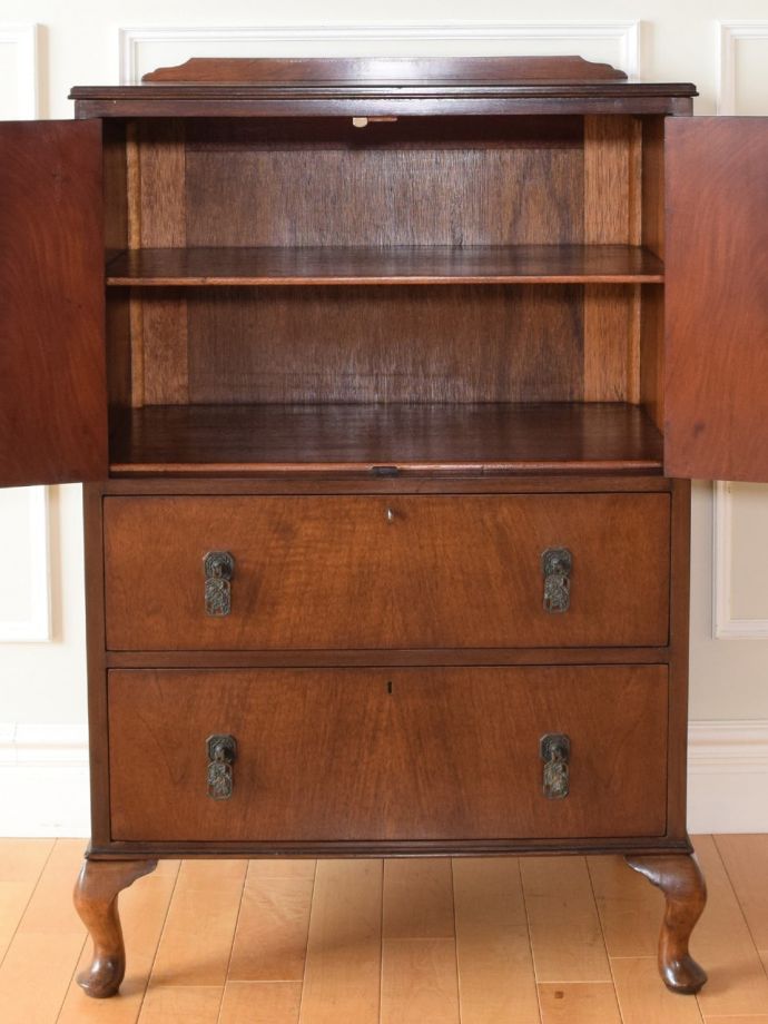 アンティークキャビネットの扉の中