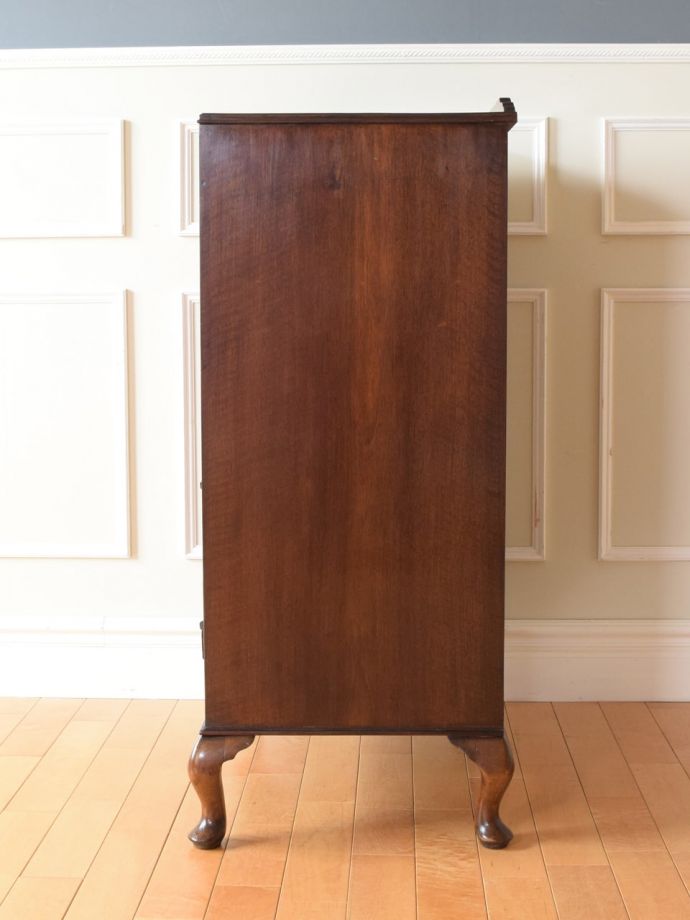 カップボードチェストの側面