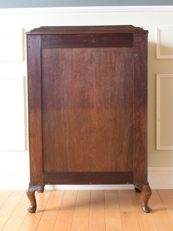 カップボードチェストの後ろ姿