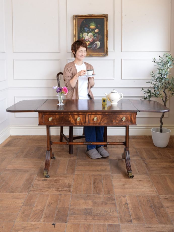 アンティークのテーブル　アンティーク家具　アンティーク ソファーテーブル　蝶の羽がモチーフになった美しいテーブルまるで蝶々が羽を広げるように折りたたみが出来るところから名前が付けられた「バタフライ（蝶々）テーブル」。(k-2932-f)