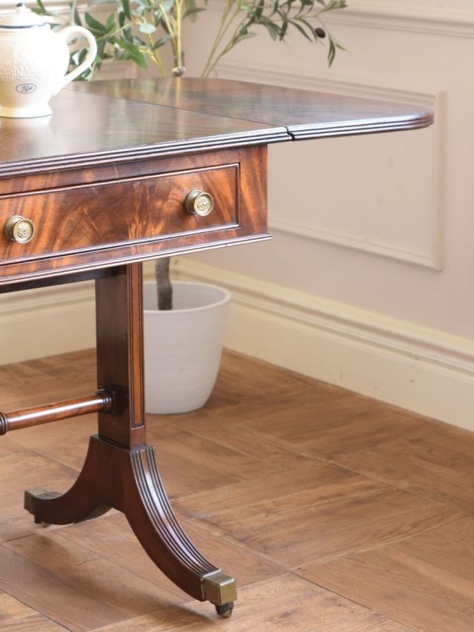 アンティークのテーブル　アンティーク家具　アンティーク ソファーテーブル　英国アンティークらしい優雅な姿にうっとりアンティークらしいデザインの美しさ。(k-2932-f)