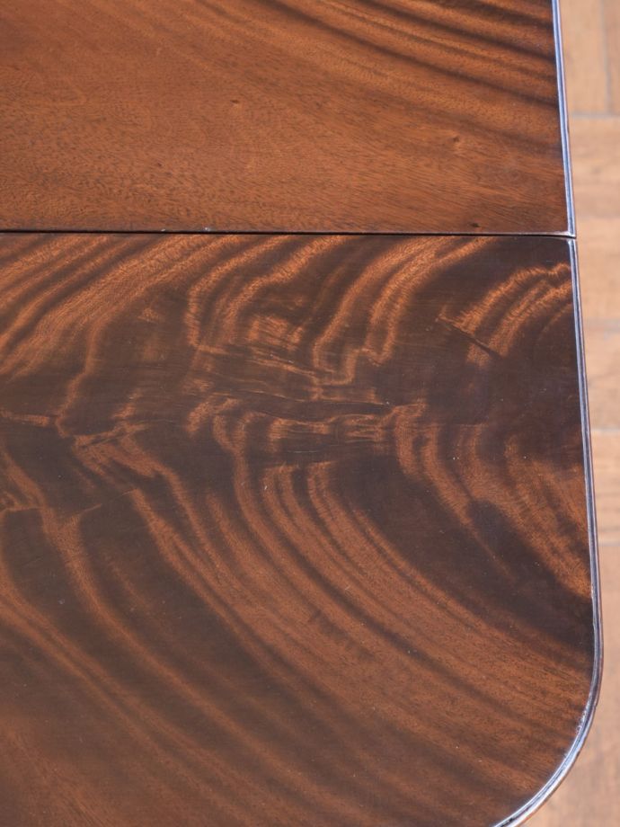 アンティークのテーブル　アンティーク家具　アンティーク ソファーテーブル　天板を近くから見ると･･･デスクは天板を使う家具なので、キレイにお直ししました。(k-2932-f)