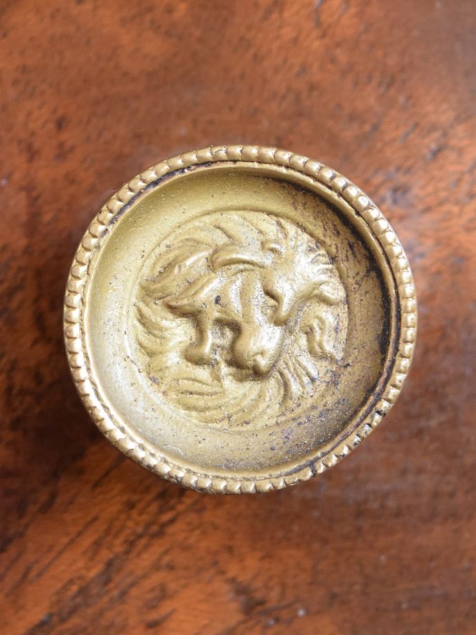 アンティークのテーブル　アンティーク家具　アンティーク ソファーテーブル　アンティークらしい取っ手アンティークらしいデザインの取っ手を、そっと引っ張って開けるたびに、宝箱を開けている気分です。(k-2932-f)