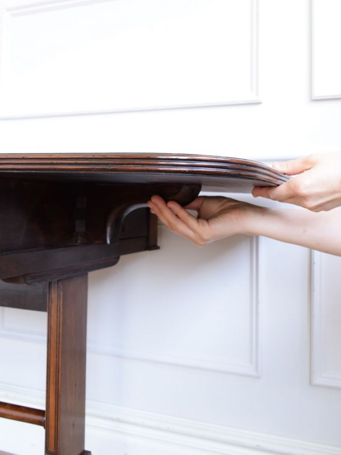 アンティークのテーブル　アンティーク家具　アンティーク ソファーテーブル　あっという間にサイズ変更OK！天板を持ち上げてバーを出すだけで、簡単にサイズが変えれます。(k-2932-f)