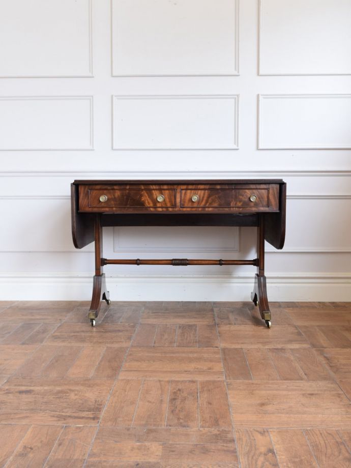 アンティークのテーブル　アンティーク家具　アンティーク ソファーテーブル　リーフを畳むと･･･天板の両側のリーフを畳むと意外にコンパクト。(k-2932-f)