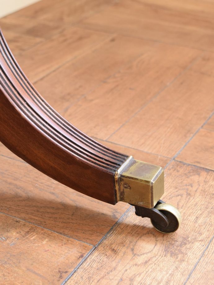 アンティークのテーブル　アンティーク家具　アンティーク ソファーテーブル　女性1人でラクラク運べちゃうんですキャスター付きの脚。(k-2932-f)