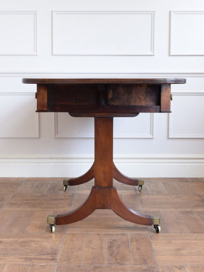 アンティークのテーブル　アンティーク家具　アンティーク ソファーテーブル　横から見てもステキ脚元のデザインは、横から見ると、より美しさが分かります。(k-2932-f)