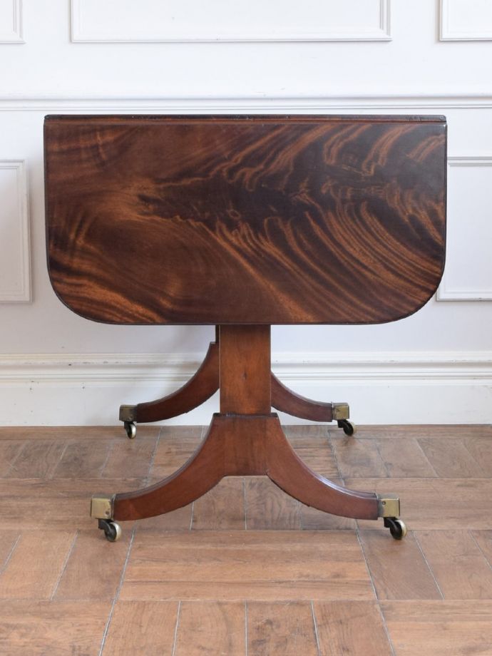 アンティークのテーブル　アンティーク家具　アンティーク ソファーテーブル　天板を畳むとこんな感じ閉じたときは、また違った表情を見せて楽しませてくれます。(k-2932-f)