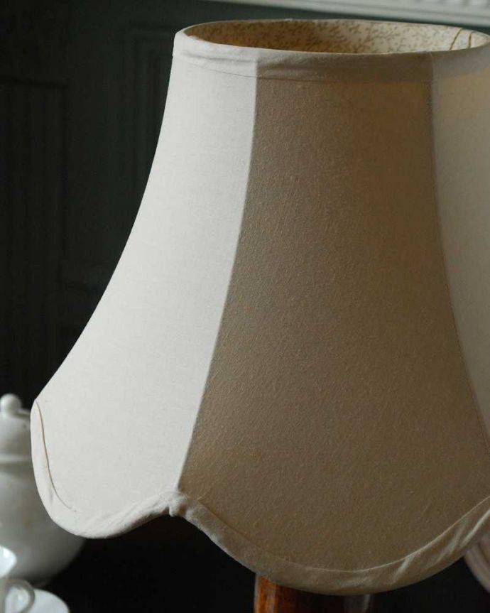 スタンドライト　照明・ライティング　イギリスで見つけた木目のきれいな木製スタンドのアンティークテーブルランプ（E17シャンデリア球付）。。(k-2932-z)