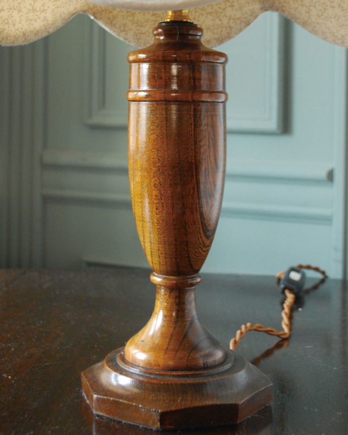 スタンドライト　照明・ライティング　イギリスで見つけた木目のきれいな木製スタンドのアンティークテーブルランプ（E17シャンデリア球付）。。(k-2932-z)