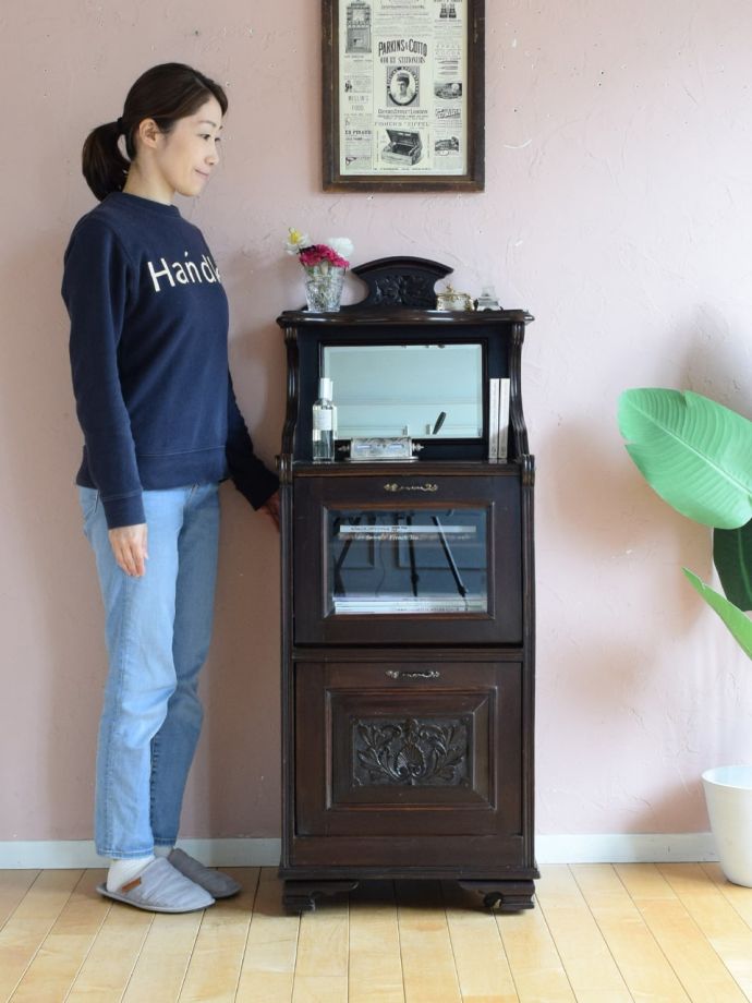 英国アンティークのキャビネット