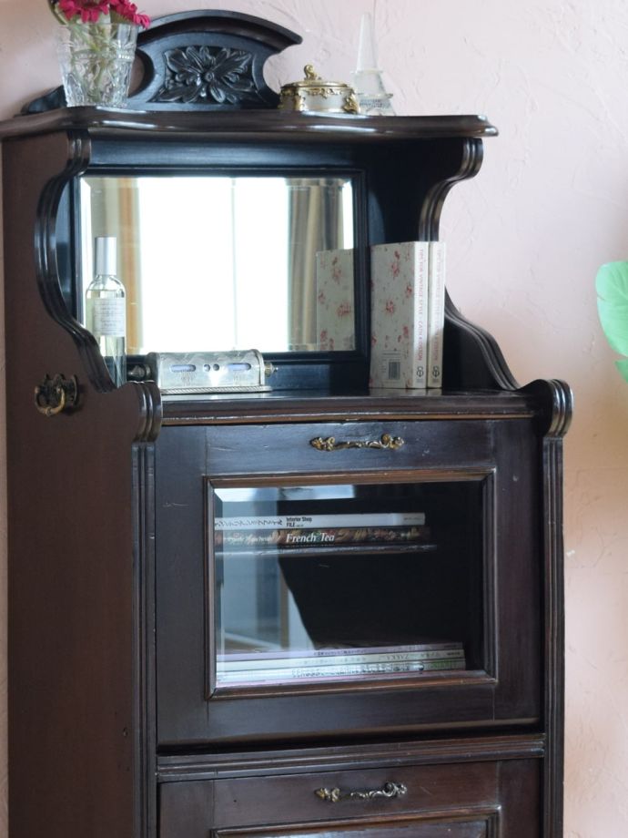 アンティーク家具らしさが漂うキャビネット