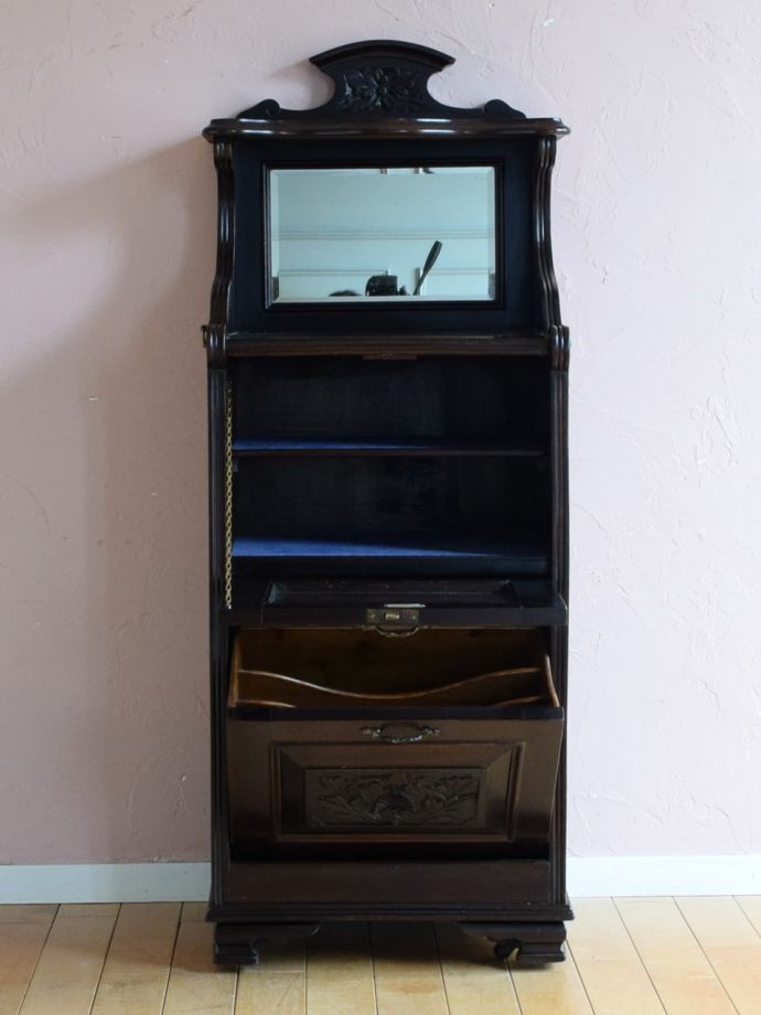 キャビネットの扉の中