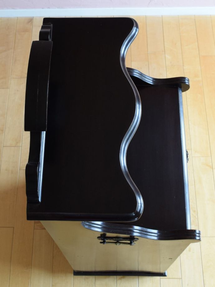 アンティークキャビネットの天板