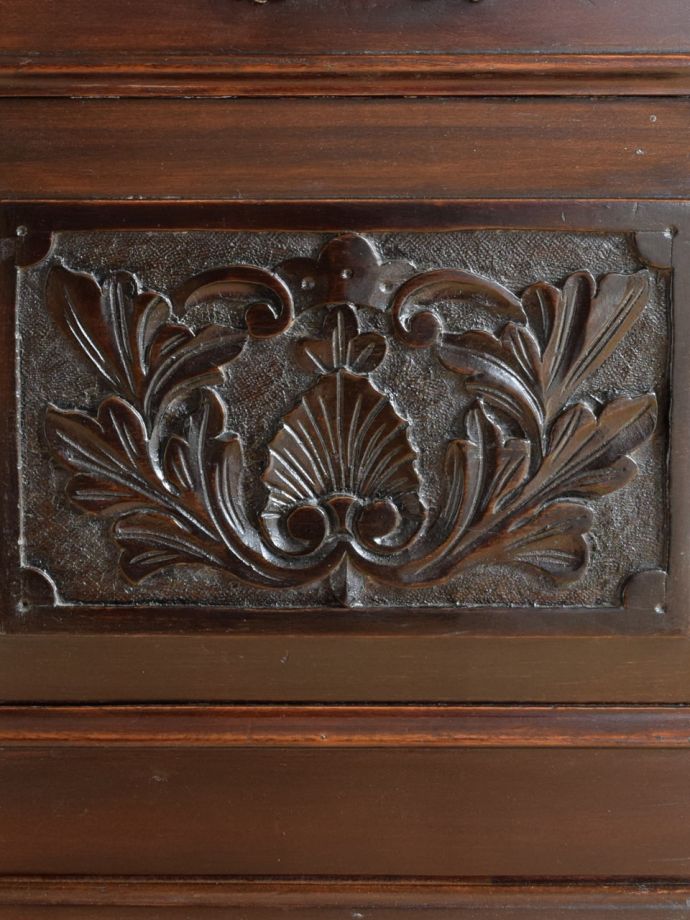 アンティークのキャビネットの装飾