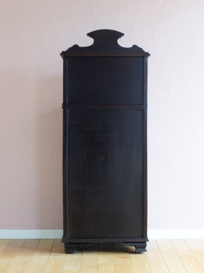 キャビネットの後ろ姿