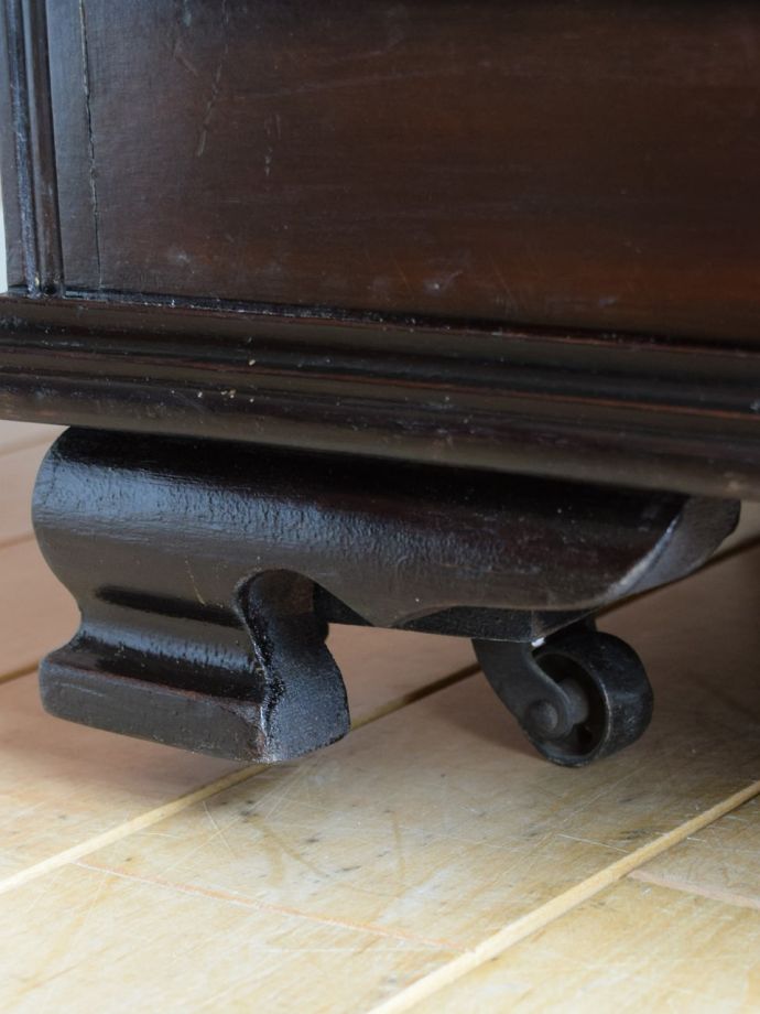 アンティークキャビネットの脚
